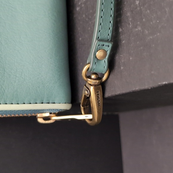 Fossil  Green All-around Zippered Wallet/Wristlet. - Picture 2 of 7
